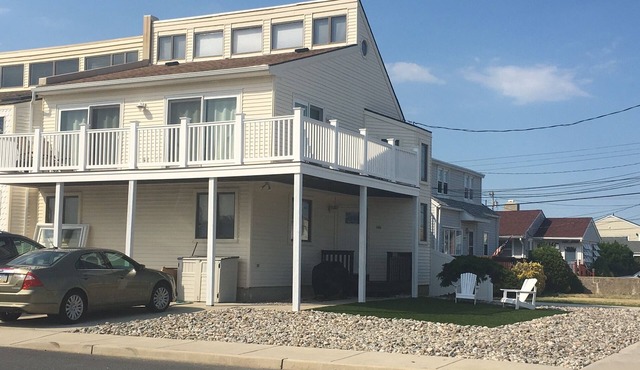 Sunny 4 BR, 2 BA Townhouse- June 30-July 4 available