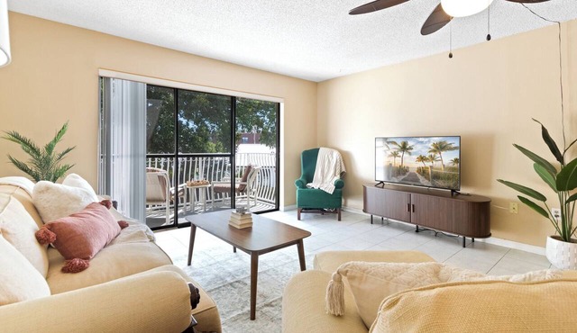 Sunny Cocoa Beach Condo I Steps from the Pier, Private Balcony, & BBQ Grills 🏖️