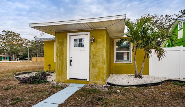 Sunny Retreat Near Clearwater Beach