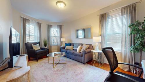 Sunny,spacious, sleeps 4, steps to MBTA,Hospitals