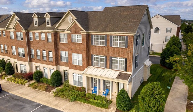 SUNSET POINT VILLA – 4BR, 2.5BA – Sleeps 8 – Community Pool - Short drive to Beach
