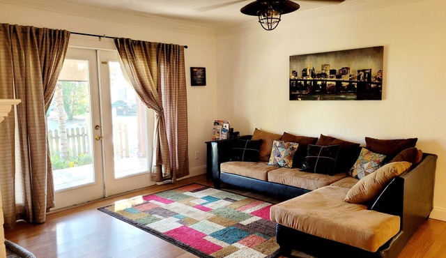 Sunshine Paradise Getaway 14 mins to Downtown Tampa