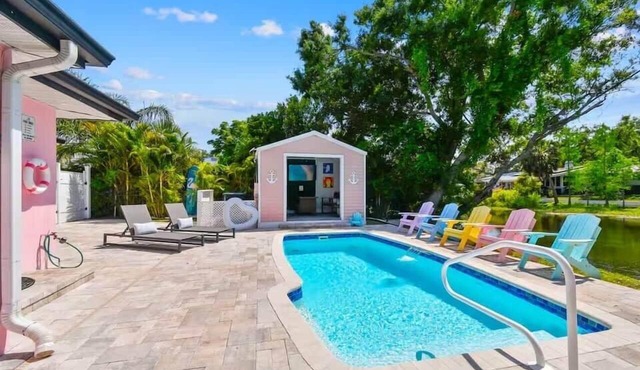 The Champagne & Sunshine House - Glam Girls Getaway