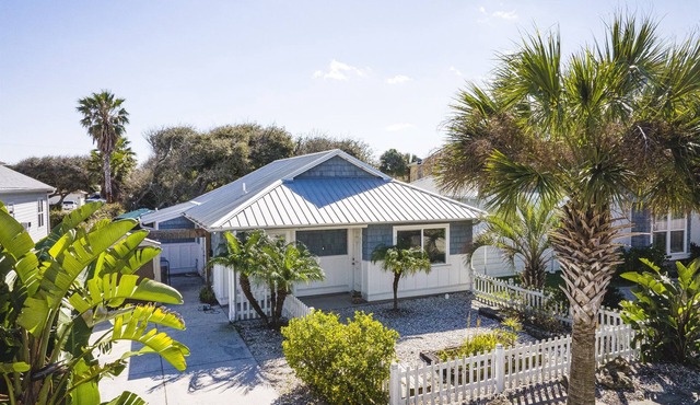 The Coconut Cottage. Hot Tub. Walk To Beach