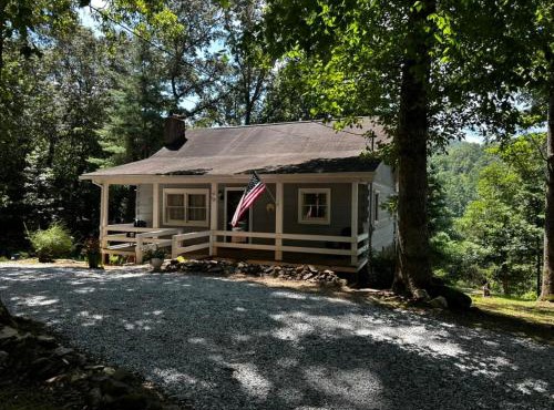 The Fox Den, A Rustic Log Cabin near GSMNP & NNF
