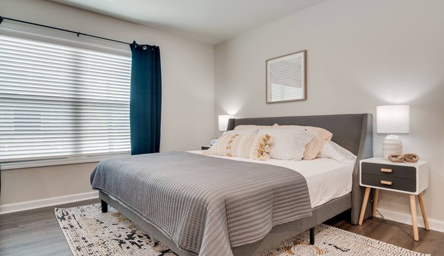 The Jensen: King Bed - Fast WiFi - 55” Smart TV - Washer & Dryer