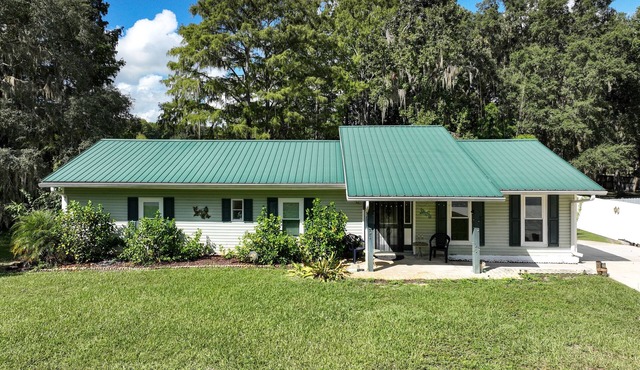 The Lily - Lakeside Retreat