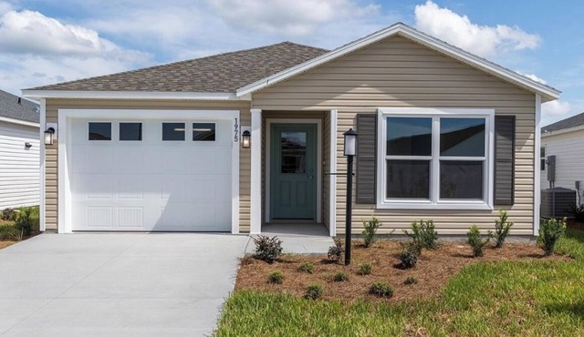 The Villages-Adorable Patio Villa with golf car located close to entertainment.
