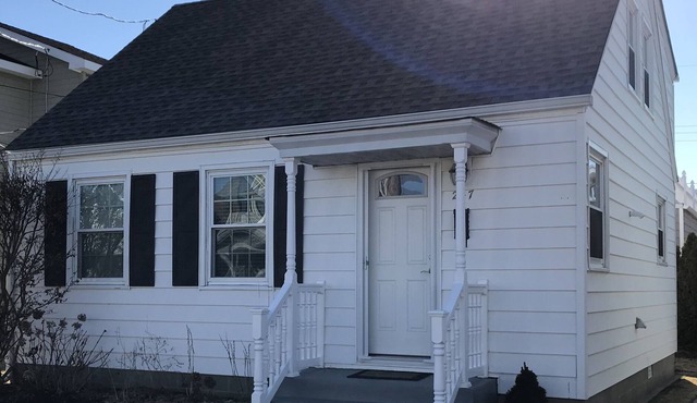 This home is situated close to the Bird Sanctuary, Clarke's Market and a seafood market and breakfast eatery. Just a quick walk to the beach.
