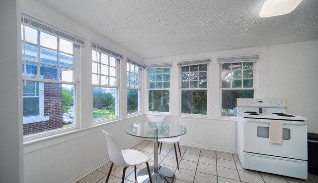 This house is a 1 bedroom(s), 1 bathrooms, located in Jacksonville, FL.