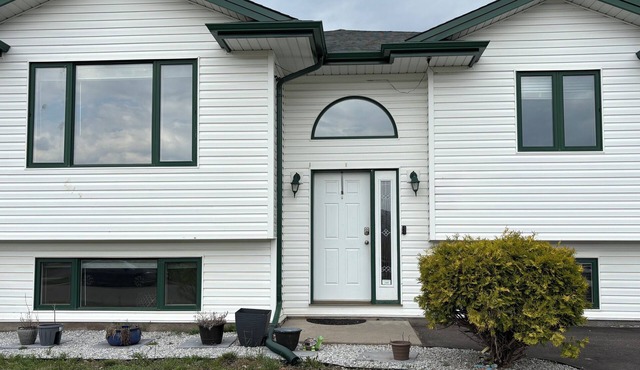 Thunder Bay modern 5 BR, 3 WR/near airport/family-friendly!