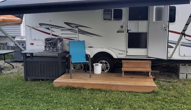 Tiny Glamping Caravan with BBQ Area Ideal for Grand River Camping in Belwood