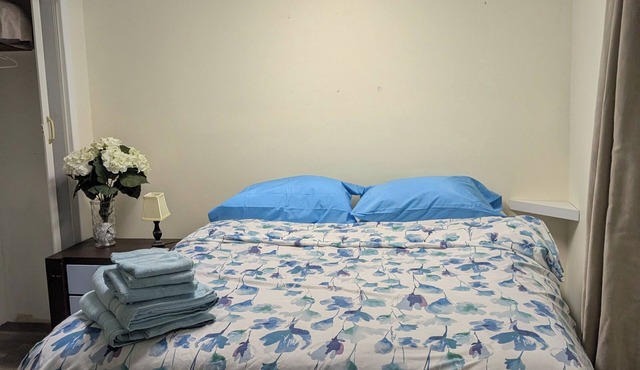Tranquil poolside retreat! Basement with 2 rooms! Close to Niagara Falls.