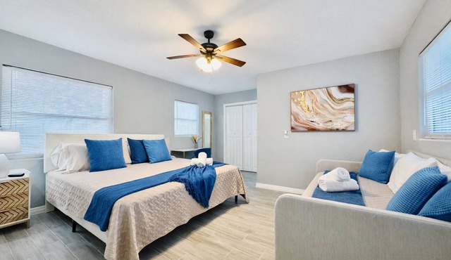 Tranquil Retreat: King Bed, Office, Patio