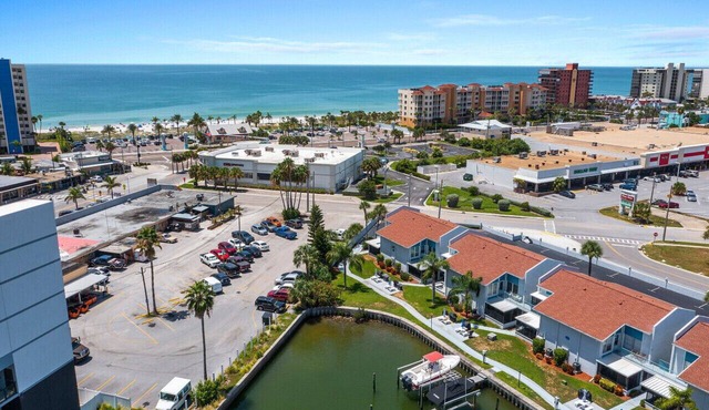 Tranquil Top Floor Condo Walking Distance to Madeira Beach