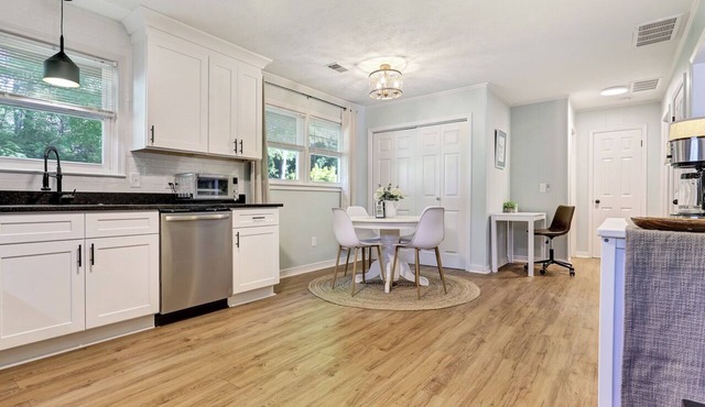 Travelers Rest Cottage close to downtown and the Swamp Rabbit Trail.