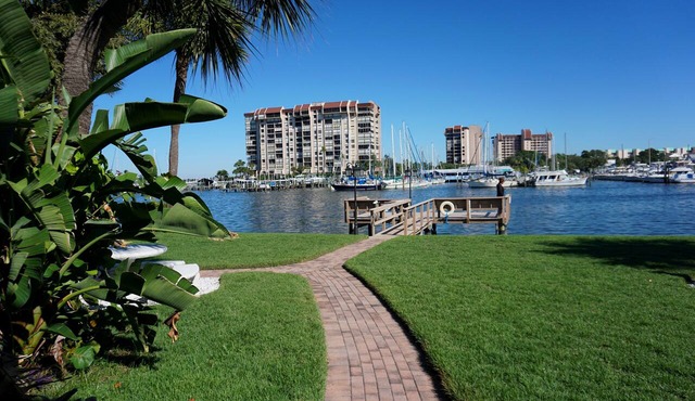 Treasure Island Waterfront Condo, Equipped Fishing dock, Steps to Beach, Dining