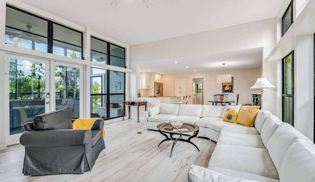 Tree-lined home w amazing decor & screened porch - near beach & dining