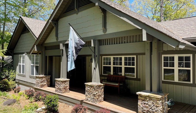 Treetop Cottage-3 bed, 2 bath newly updated !