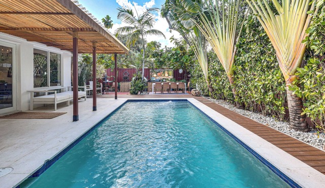 Tropical backyard w/pool: 10 min from Miami Beach!