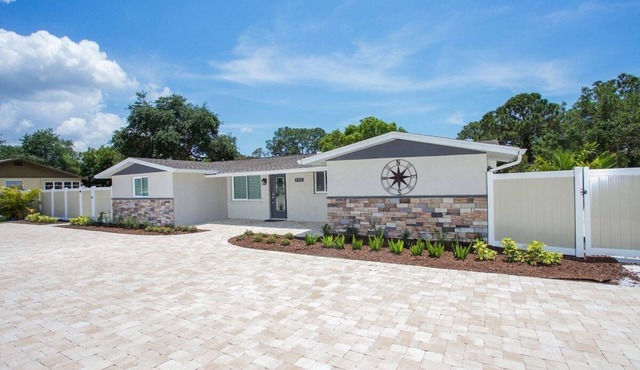 Tropical Waterfront Oasis - Super Cute Home with your own Fishing Dock