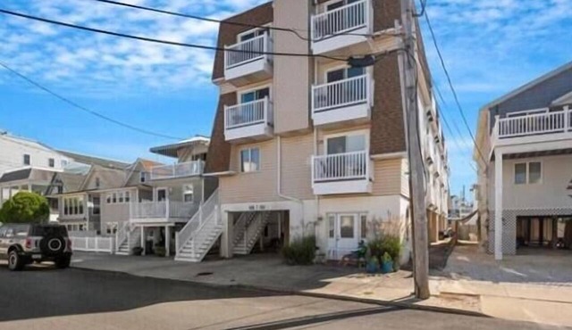 TWO-STORY TOWNHOUSE WITH BAY AND SUNSET VIEWS!