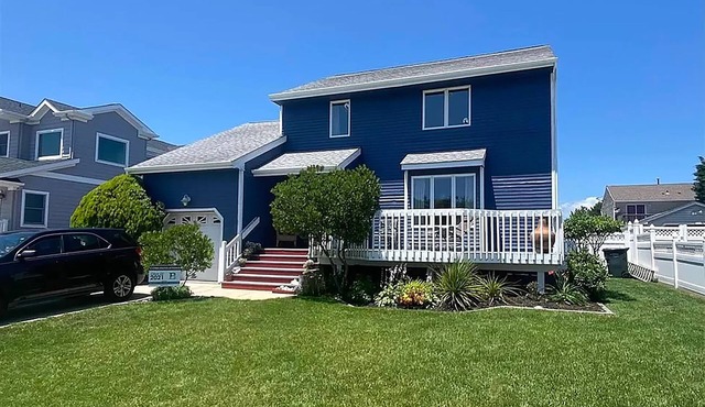 Updated Family Beach House with fenced yard - 5 min walk to the beach!