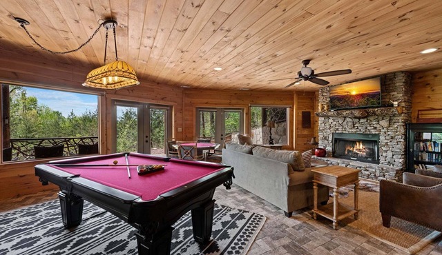 Uplifting- Incredible Views, Close to Town, Game Room Fun