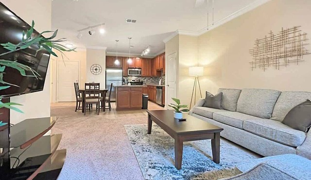 Upscale Central Tampa Living with Pool Views