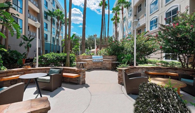 Urban Oasis: Queen Suite w/gym, Pool & Breakfast