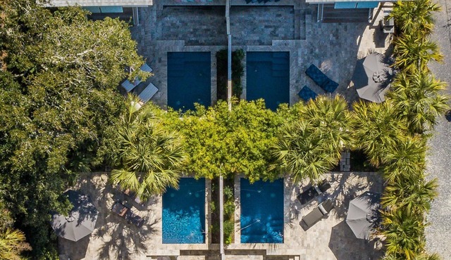 Walk Everywhere! 16BR Retreat, 4 Pools, Sleeps 32+