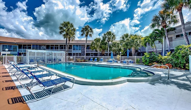Walk to Lido Beach & Steps to St. Armand's Circle | Heated Pool and Spa | BBQ