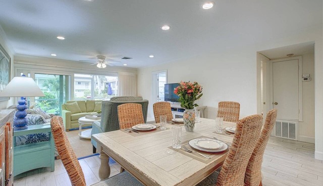 Walk to Lido Beach, Walk to Armand Cir with Dining & Shopping, WiFi, Xfinity, 2TV's, Heated Pool/Spa