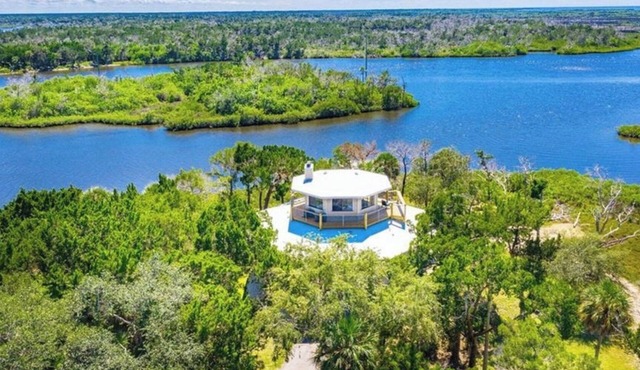 Waterfront Beauty w/floating dock & kayaks