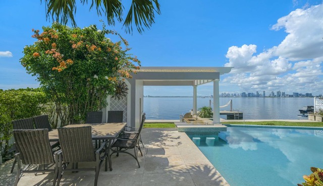 Waterfront Miami villa azul/ heated pool jacuzzi/ ocean front