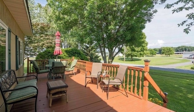 Waterview Charming 3 Bedroom Cottage in cool Cape Vincent. Huge yard.