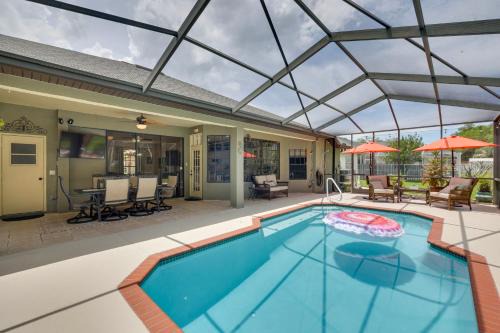 Weeki Wachee Retreat: Heated Pool and fenced Yard
