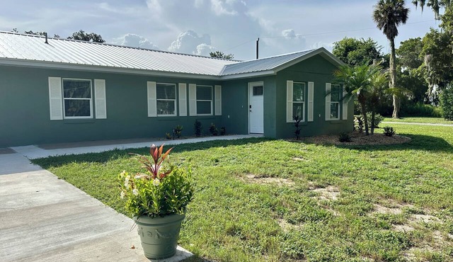 Welcome to the newly remodeled 2/2 Peaceful Retreat on Lake Harris!