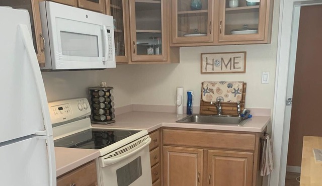 Welcome to your winter getaway - steps away from the private neighborhood beach!