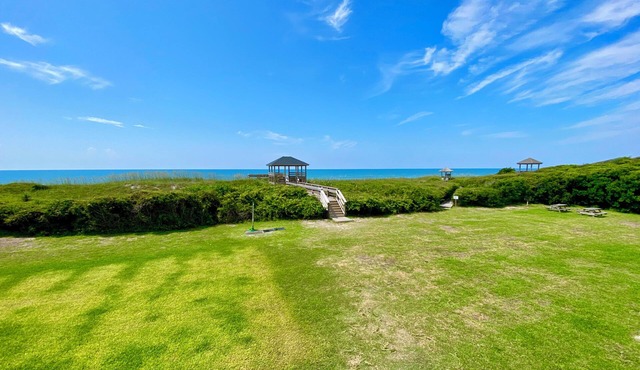 Welcoming studio with AC, WiFi, pool, laundry room - 50 steps to the beach