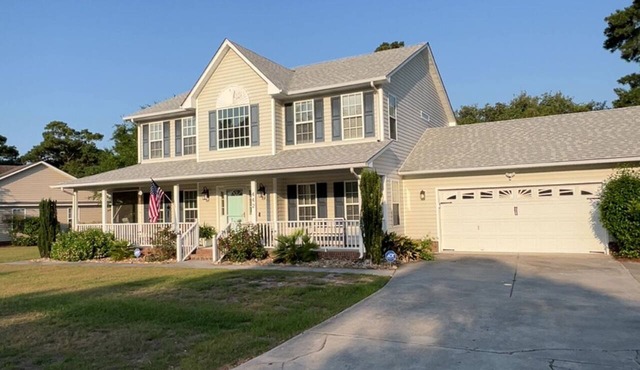 Whole house on golf course and minutes to beaches