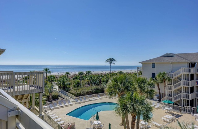 332 Breakers: Newly Updated Breakers Villa. Sleeps 4, Beachfront, Pool