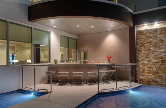 Airport Convenience! Close to Miami Dade College, Kitchen, Pool, Shuttle