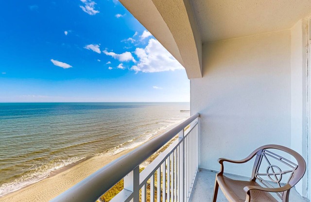 Amazing 19th-floor oceanfront penthouse with beach views, hot tubs, pools, gym