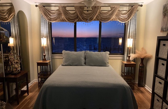 Romantic island condo for 2--Waterfront, pool, pier/Sunset Harbor Palms, Navarre