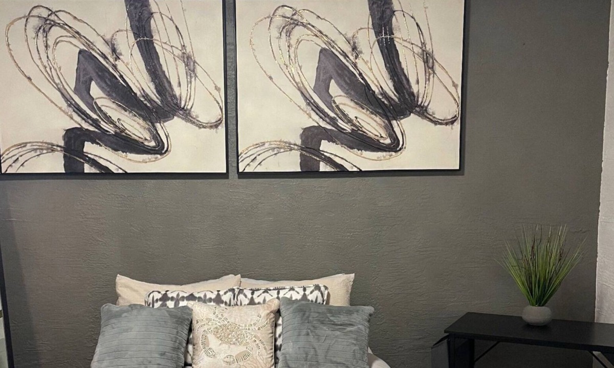Holly Hill House | Beautifully staged this bungalow style short term rental is perfect for you