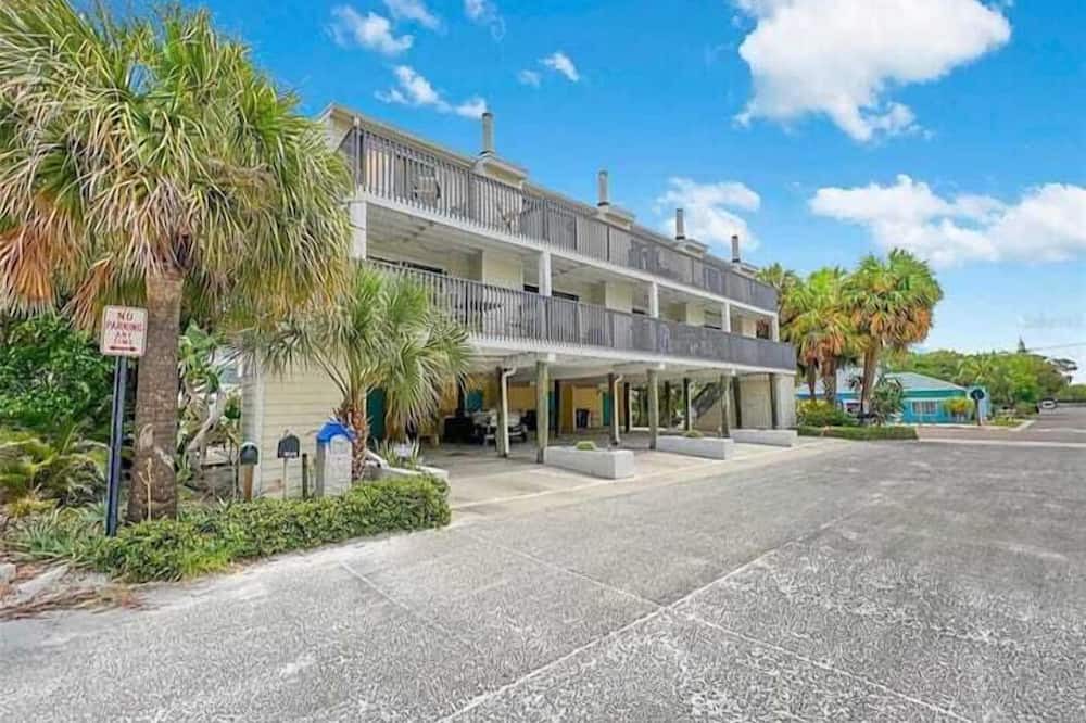 Sand Key Apartment | 2 Bedroom 728234 by Houzlet
