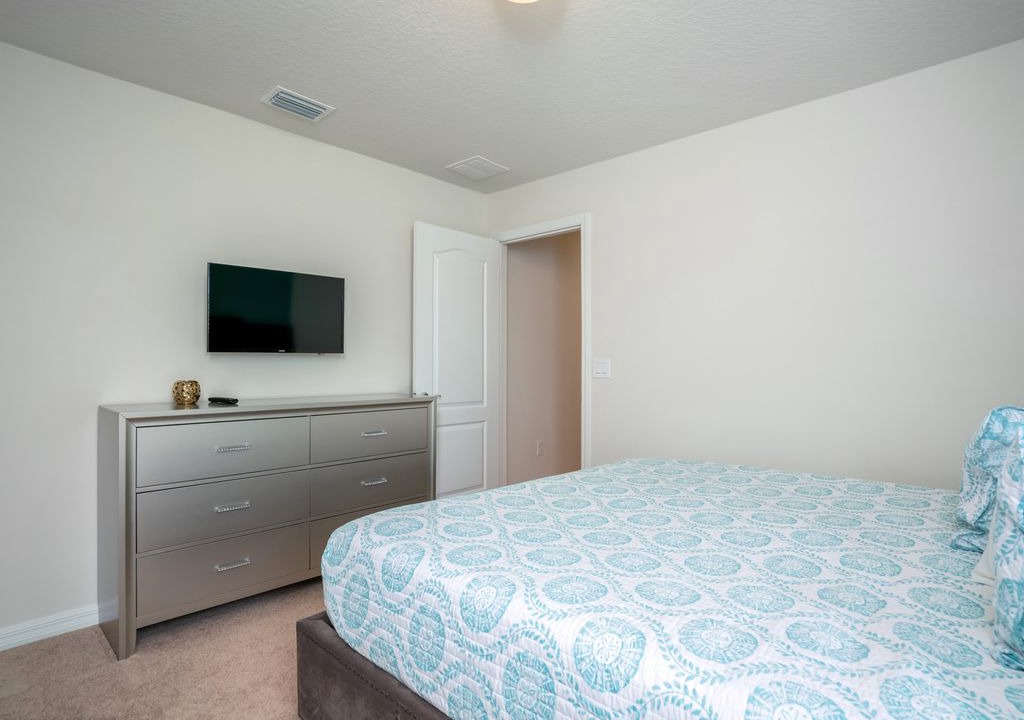 Photo of Bedroom in Bay Lake