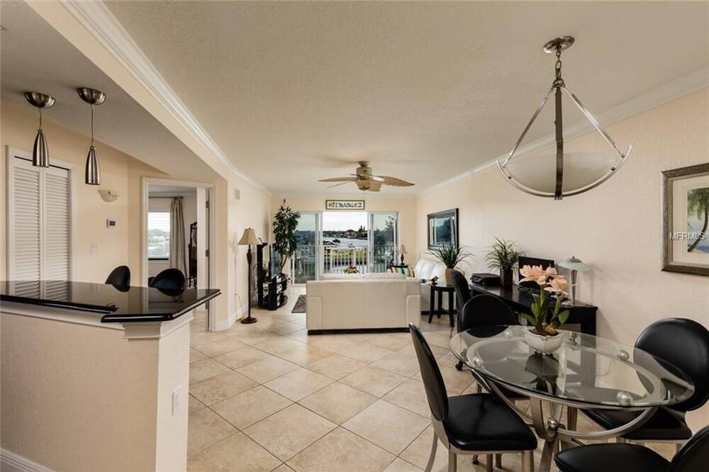 Photo of Livingroom in Capri Isle