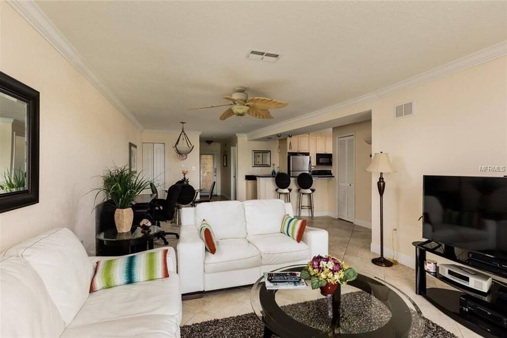 Photo of Livingroom in Capri Isle